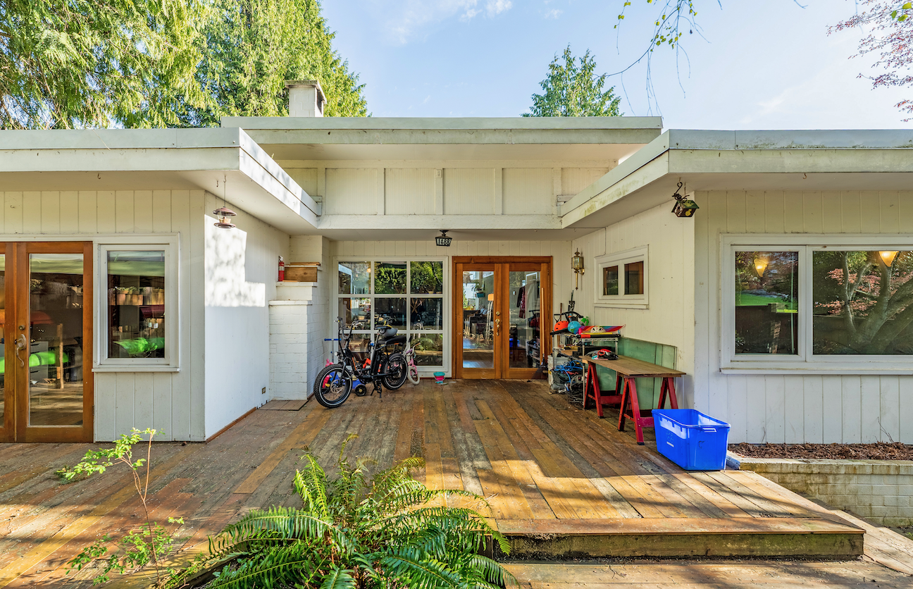COZY FAMILY HOME IN THE HEART OF AMBLESIDE- 1488 Palmerston Avenue, West Vancouver
